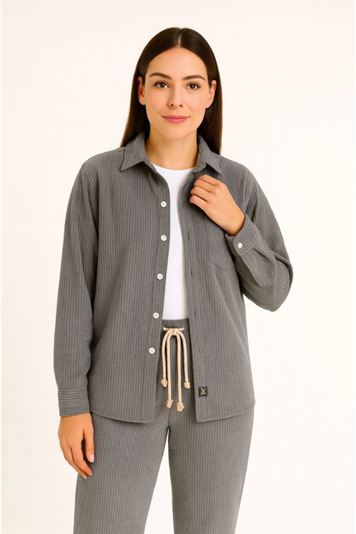 Kadife Oversize Takım – Gömlek Ve Pantolon İkili Set Füme Corduroy Şıklığı, Rahat Ve Zarif Duruş Yumuşak Dokulu Kadife Kumaş, Düğmeli Gömlek Üst Ve Lastikli Pantolon Alt Parça Ile Gün Boyu Konfor- Füme