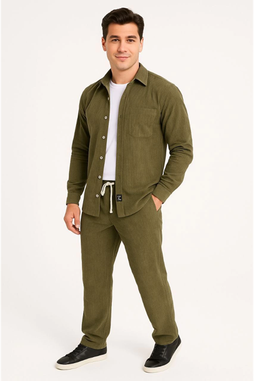 Erkek Kadife Oversize Takım – Gömlek Ve Pantolon İkili Set Füme Corduroy Şıklığı, Rahat Ve Zarif Duruş Yumuşak Dokulu Kadife Kumaş, Düğmeli Gömlek Üst Ve Lastikli Pantolon Alt Parça Ile Gün Boyu Konfor- Haki