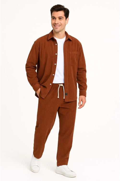 Erkek Kadife Oversize Takım – Gömlek Ve Pantolon İkili Set Füme Corduroy Şıklığı, Rahat Ve Zarif Duruş Yumuşak Dokulu Kadife Kumaş, Düğmeli Gömlek Üst Ve Lastikli Pantolon Alt Parça Ile Gün Boyu Konfor- Kiremit