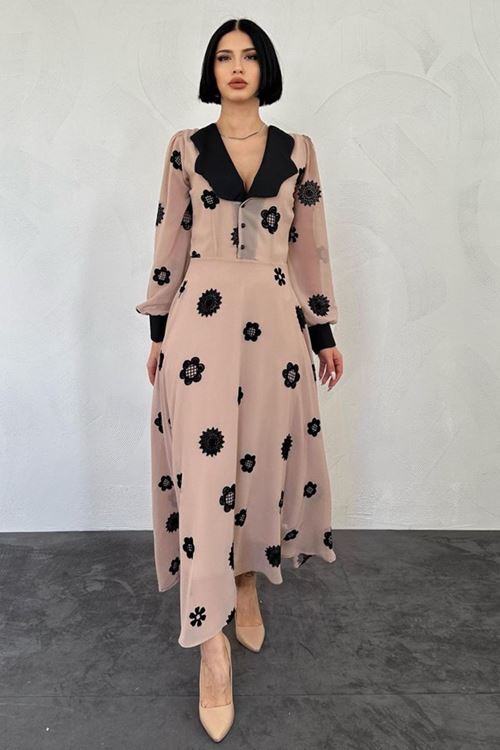 Vizon Yaka Nakışlı Elbise