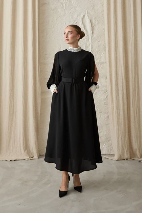 Siyah Yaka Ve Kolları Taşlı Elbise