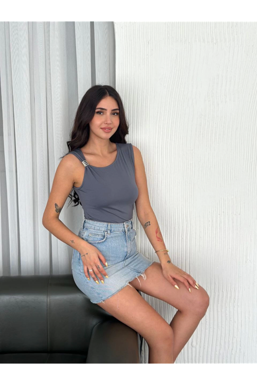 Osy Modal Yumuşak Dokulu Kumaş Bisiklet Yaka Sıfır Kol Bluz Omuz Toka Aksesuar Detaylı - Antrasit