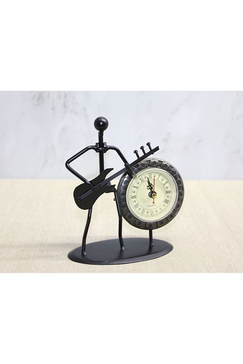 Metal Saatli Gitar Çalan Müzisyen