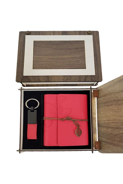 Özel Ahşap Kutulu Kırmızı Deri Defter ve Anahtarlık Seti
