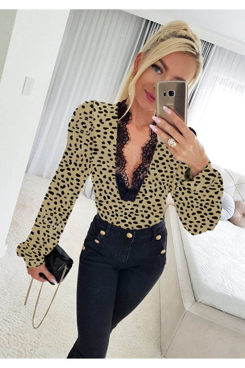 Kadın Uzun Kollu önden Derin Dantel Yaka Leopar Desenli Dalgıç Bluz