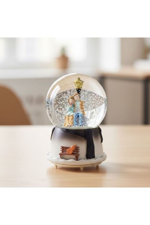 Pilli Işıklı Müzikli Kar Küresi–Kış Masalı Bankta Sevgili Figürlü Eğlenceli Masaüstü Biblo, LED Aydınlatmalı Dekoratif Hediyelik Kar Küresi