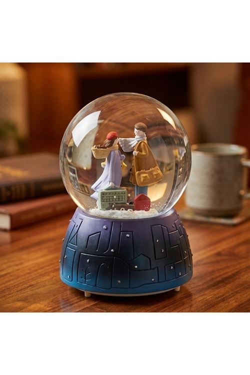 Pilli Işıklı Müzikli Kar Küresi–Valizli Sevgili Çift Figürlü Eğlenceli Masaüstü Biblo, LED Aydınlatmalı Dekoratif Hediyelik Kar Küresi
