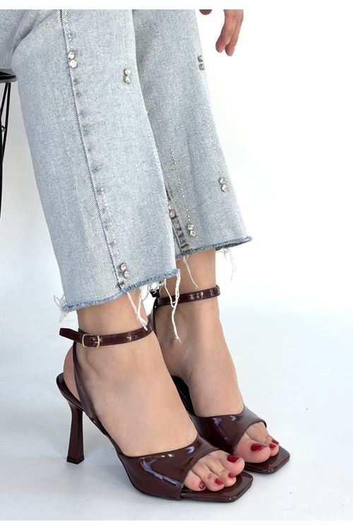 Soha Bordo Rugan Topuklu Bilekten Kemerli Ayakkabı