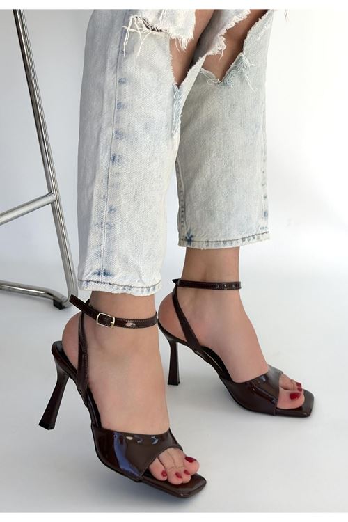 Soha Kahverengi Rugan Topuklu Bilekten Kemerli Ayakkabı