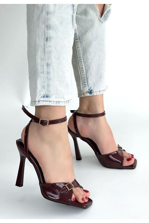 Hoste Bordo Rugan Topuklu Bilekten Kemerli Ayakkabı