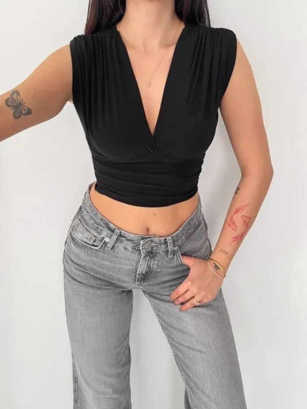 Vatkalı Kolsuz V Yaka Drapeli Crop Bluz Likralı Fit - Siyah