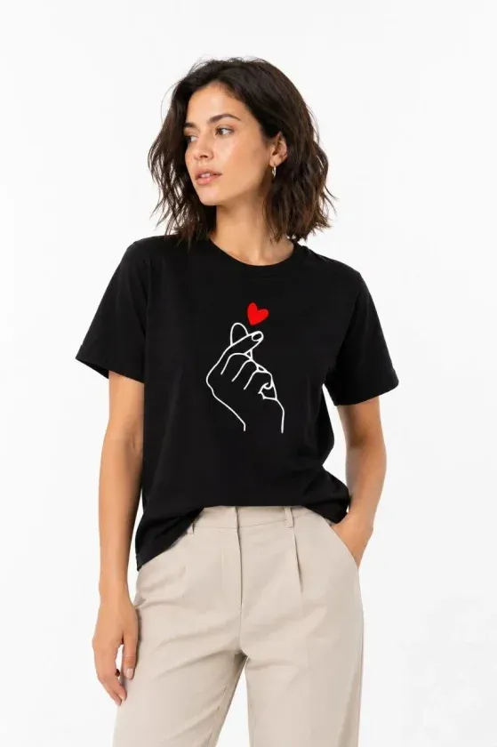 Kore Parmak Kalp Aşk Temalı Minimal Baskılı Tişört Yazlık Kısa Kol T-Shirt - Siyah
